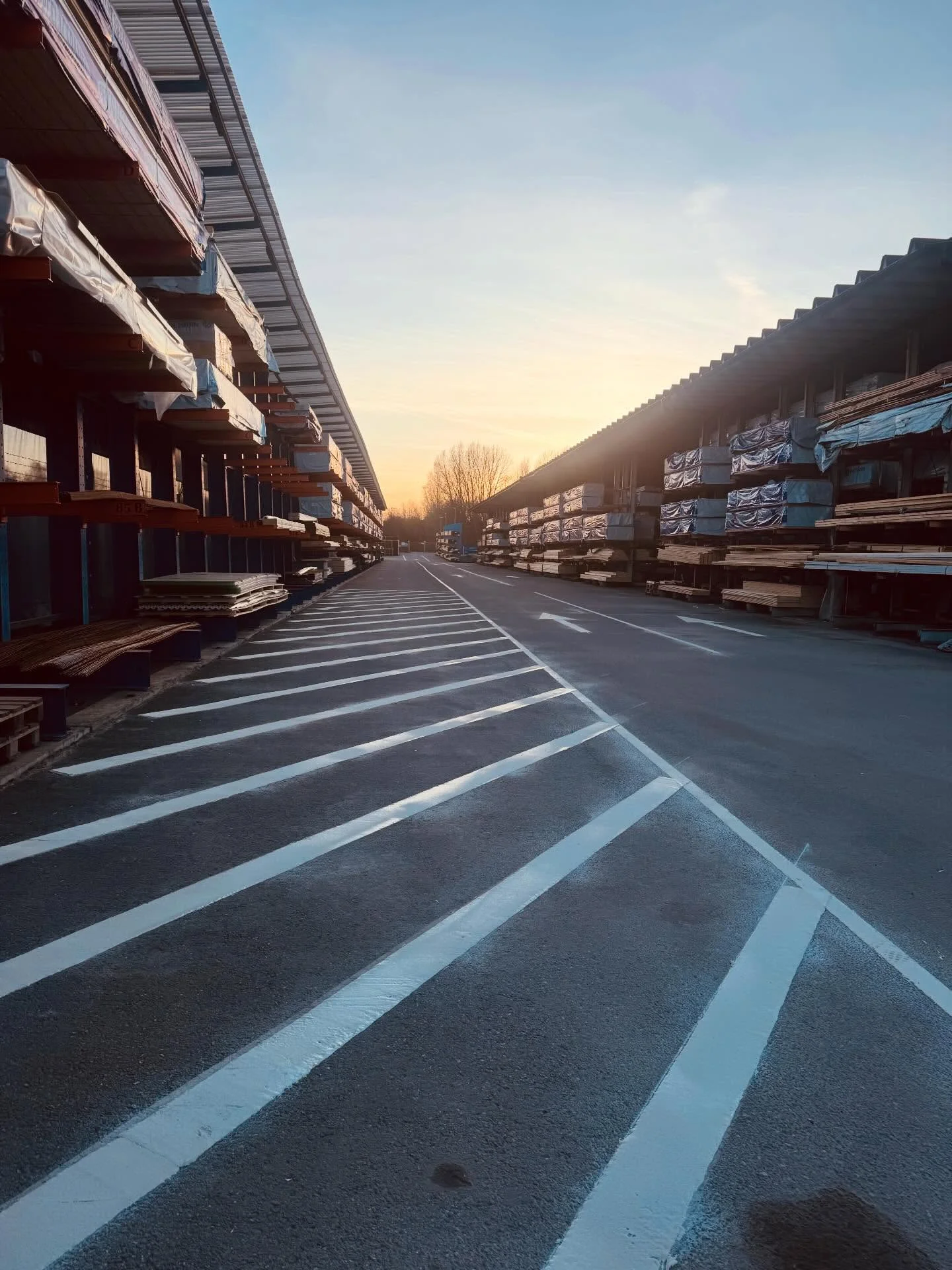 Vägmarkering i Örebro — Trafikmarkering på bygghandel, utfört av Örebro Vägmarkering