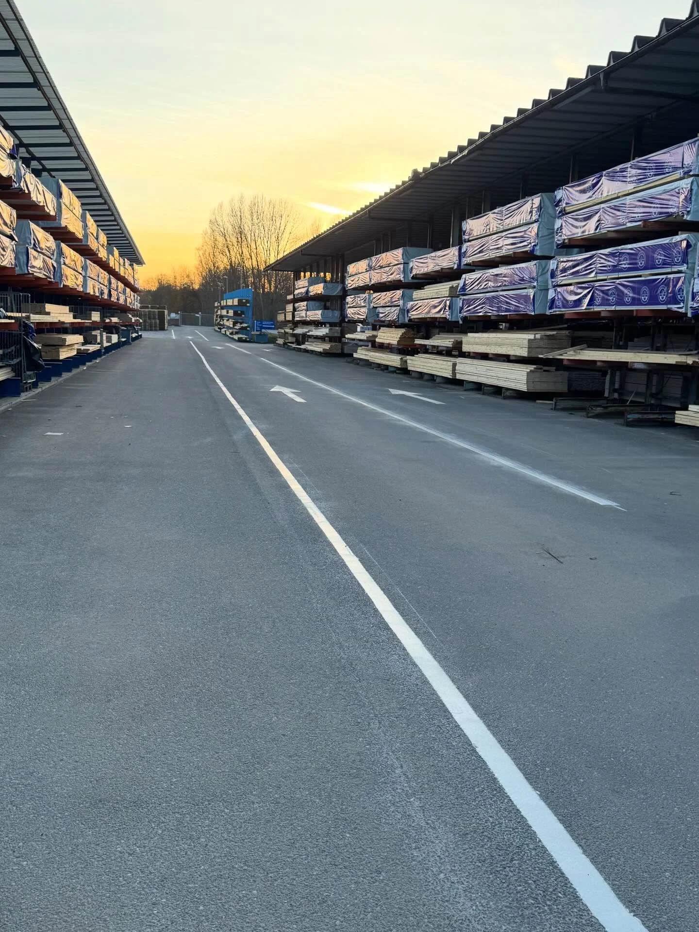 Vägmarkering i Örebro — Trafikmarkering på bygghandel, utfört av Örebro Vägmarkering