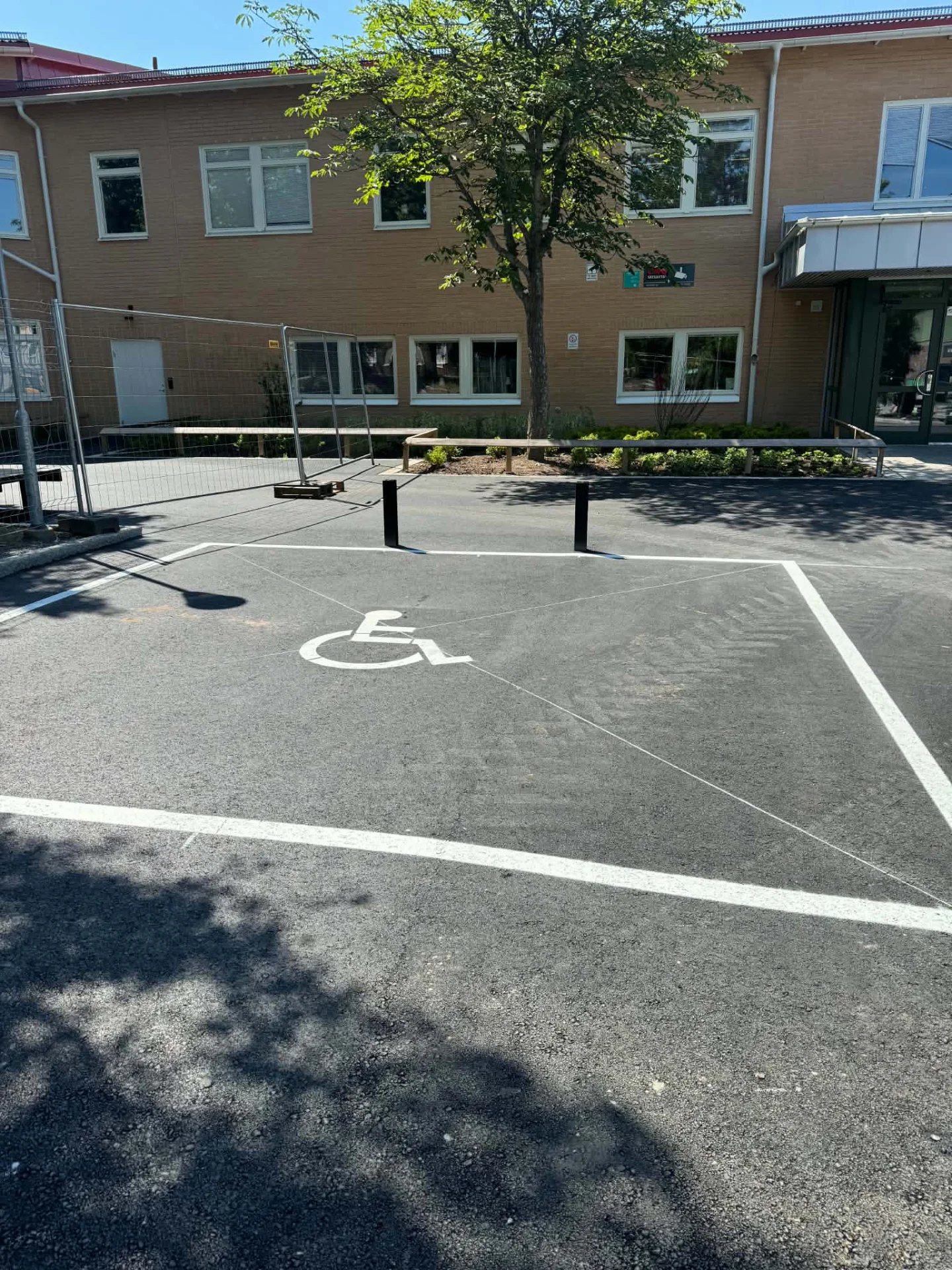 Skolgårdar och aktivitetsytor i Uppsala — Ny basketplan och aktivitetsytor på renoverad skola, utfört av Örebro Vägmarkering