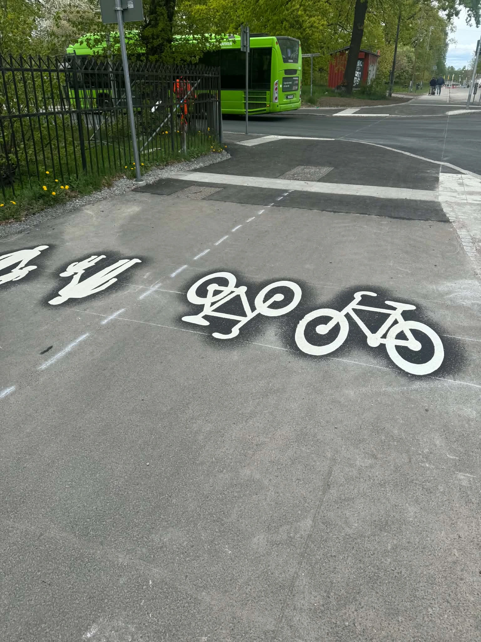 Symboler, pilar och text i Eskilstuna — Tydliga markeringar på gång och cykelbana, utfört av Örebro Vägmarkering