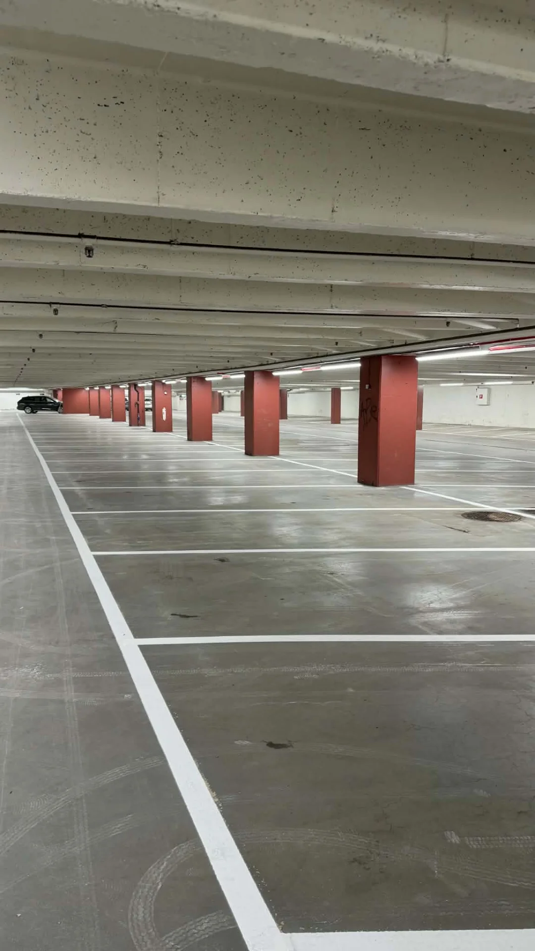 Parkeringsmålning — Linjemålning i parkeringsgarage, utfört av Örebro Vägmarkering