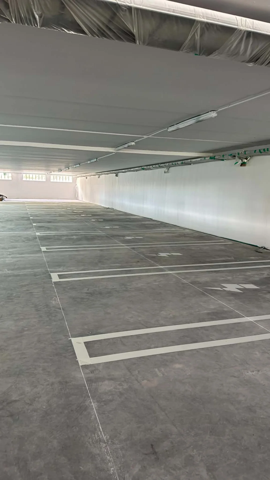 Parkeringsmålning — Linjemålning i parkeringsgarage, utfört av Örebro Vägmarkering