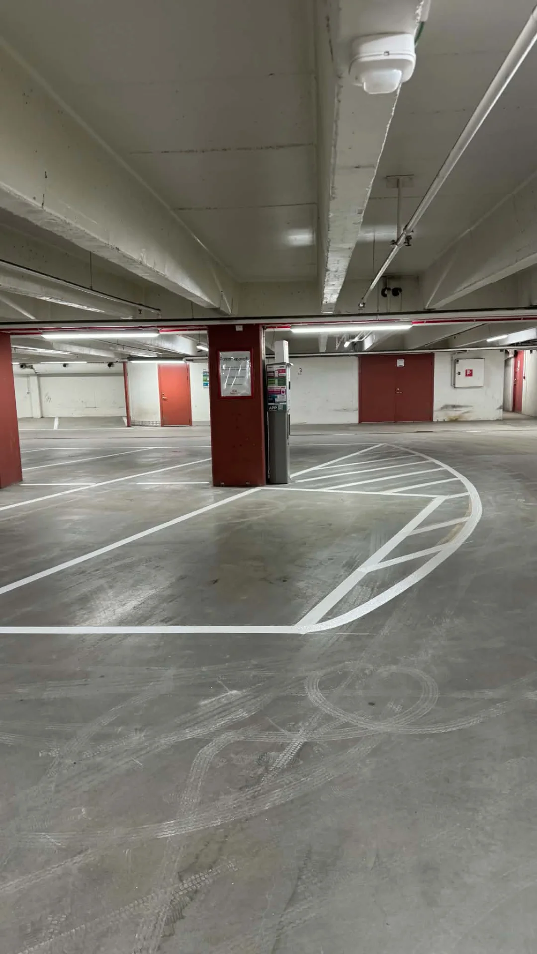 Parkeringsmålning — Linjemålning i parkeringsgarage, utfört av Örebro Vägmarkering