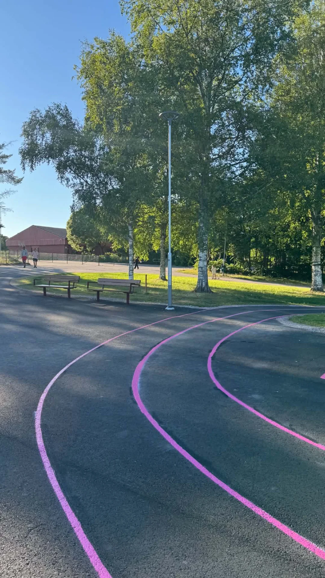 Skolgårdar och aktivitetsytor — Färgstark sprint och längdhoppsbana, utfört av Örebro Vägmarkering