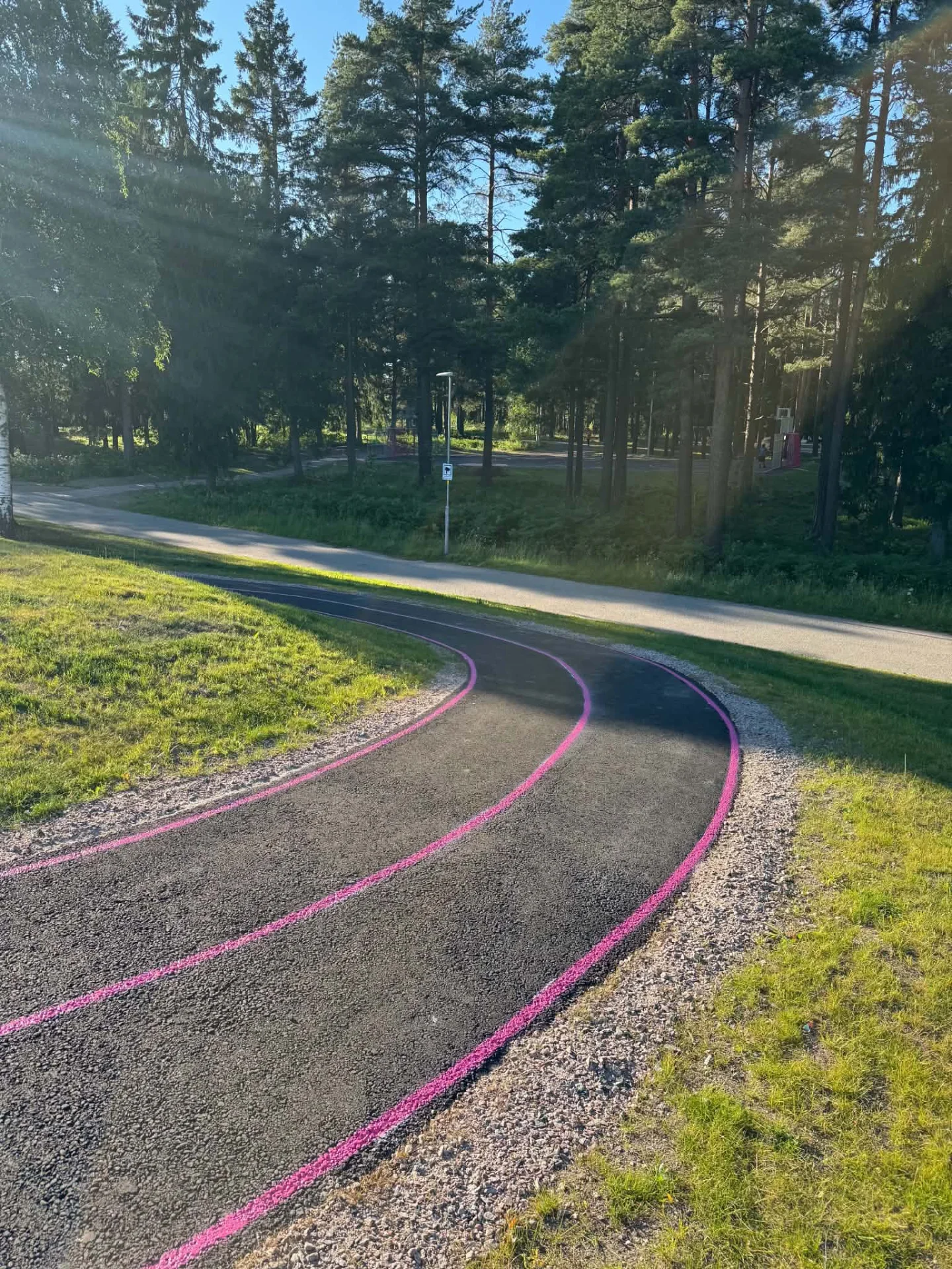 Skolgårdar och aktivitetsytor — Färgstark sprint och längdhoppsbana, utfört av Örebro Vägmarkering