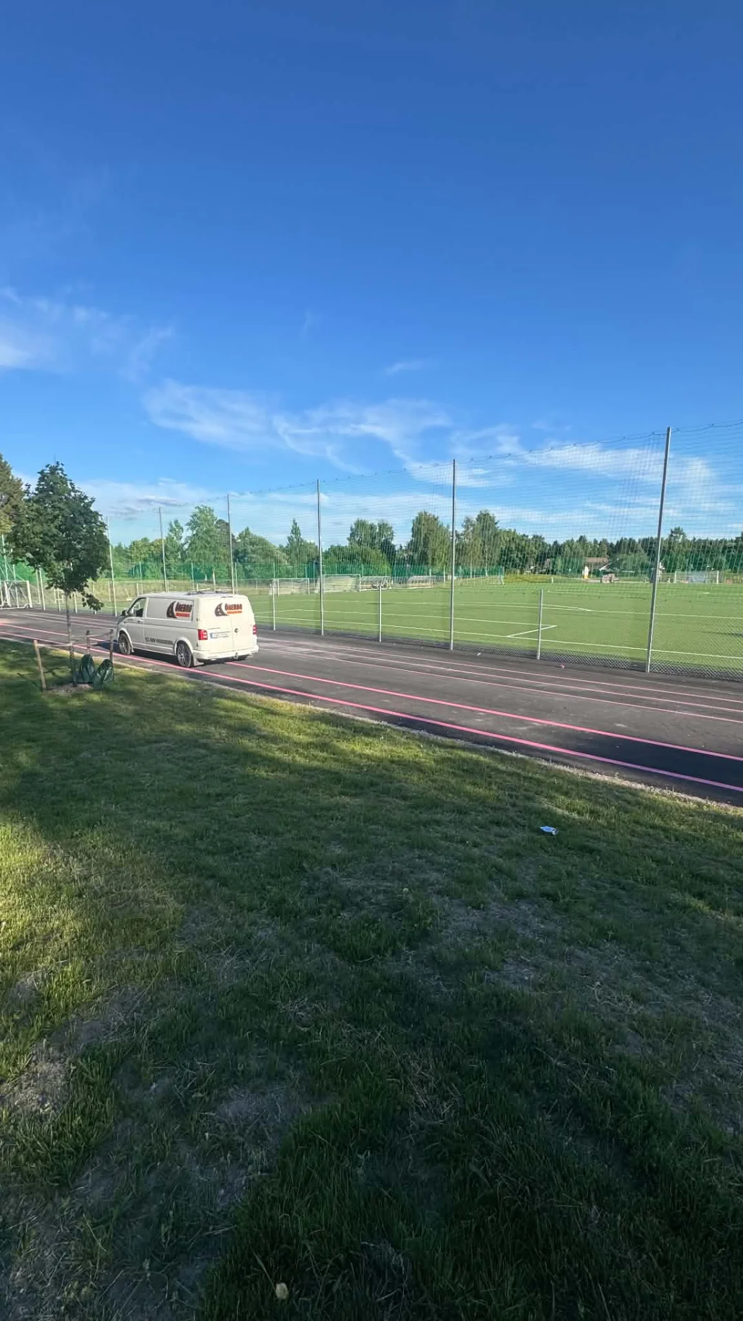 Skolgårdar och aktivitetsytor — Färgstark sprint och längdhoppsbana, utfört av Örebro Vägmarkering
