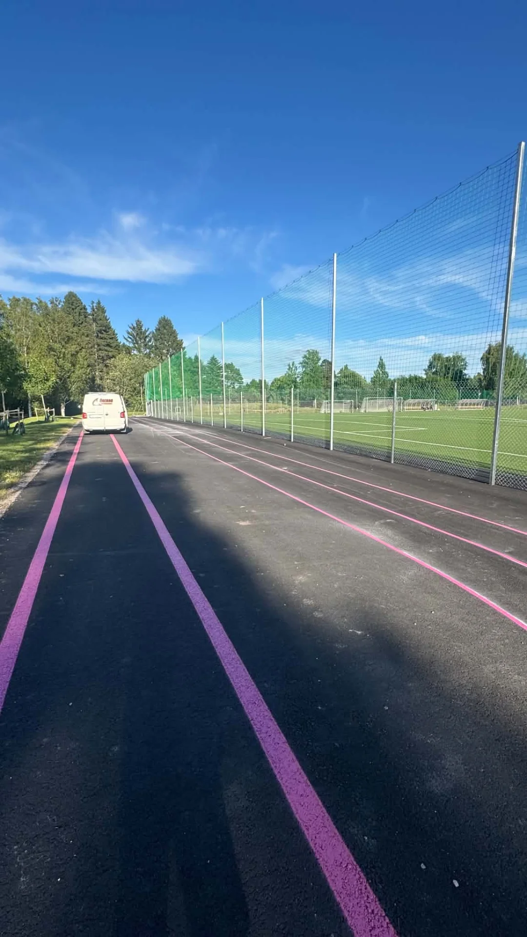 Skolgårdar och aktivitetsytor — Färgstark sprint och längdhoppsbana, utfört av Örebro Vägmarkering