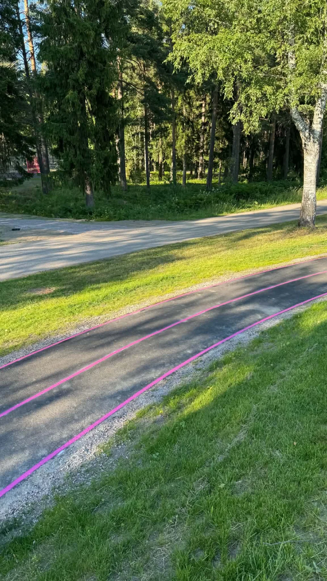 Skolgårdar och aktivitetsytor — Färgstark sprint och längdhoppsbana, utfört av Örebro Vägmarkering