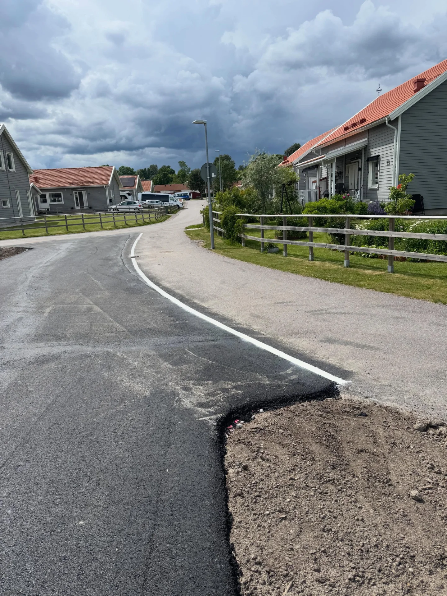 Parkeringsmålning i Sköllersta — Parkeringsmålning vid nybyggda radhus, utfört av Örebro Vägmarkering
