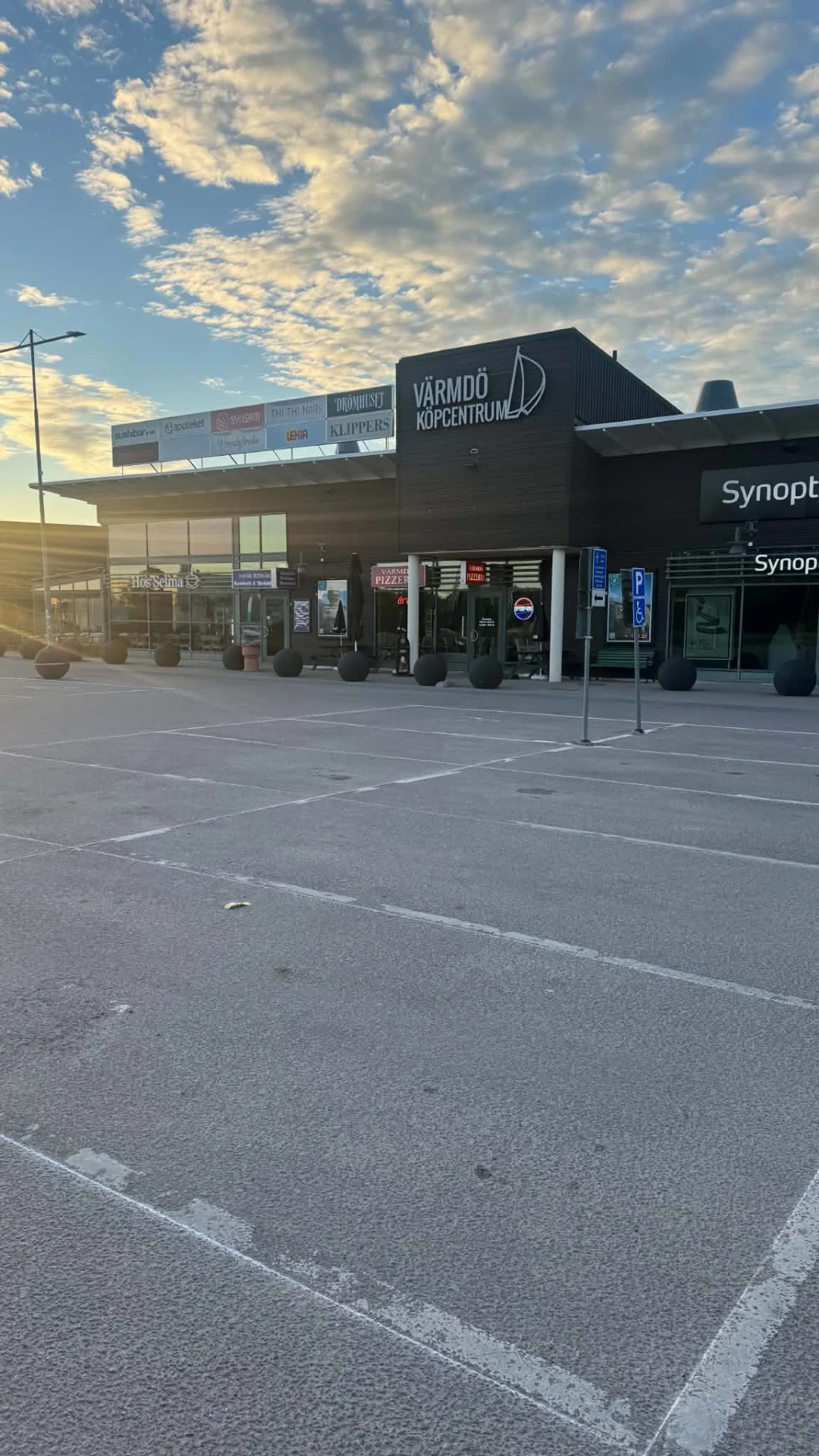 Parkeringsmålning i Stockholm — Värmdö Köpcentrum, utfört av Örebro Vägmarkering