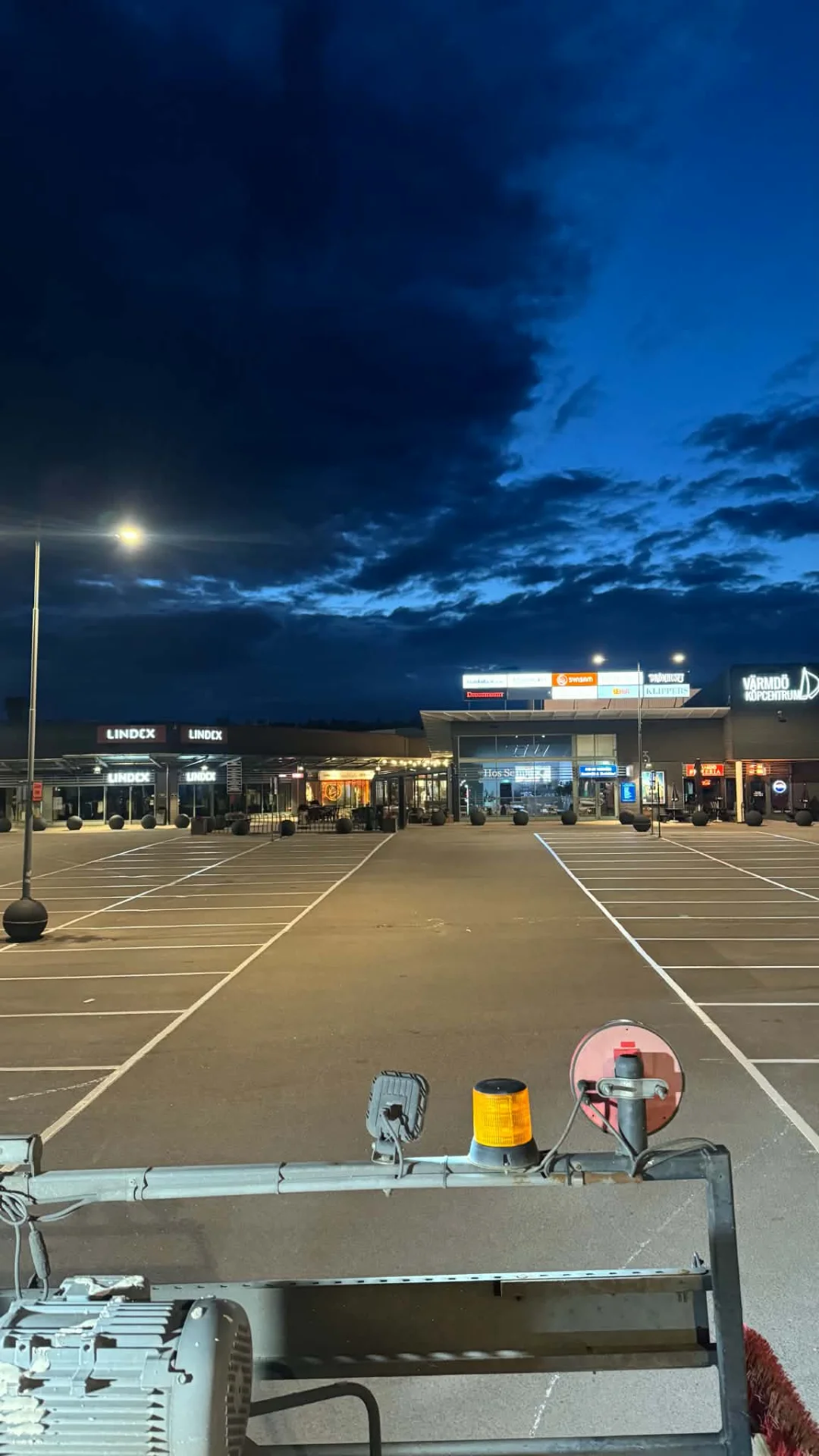 Parkeringsmålning i Stockholm — Värmdö Köpcentrum, utfört av Örebro Vägmarkering
