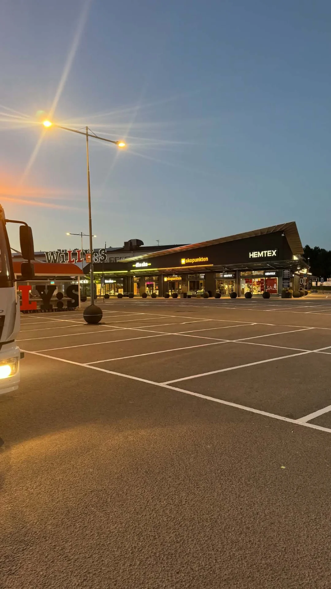 Parkeringsmålning i Stockholm — Värmdö Köpcentrum, utfört av Örebro Vägmarkering