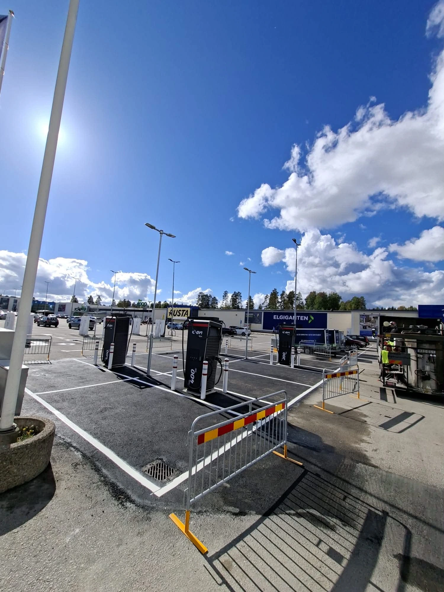 Parkeringsmålning i Bollnäs — Nya laddplatser, utfört av Örebro Vägmarkering