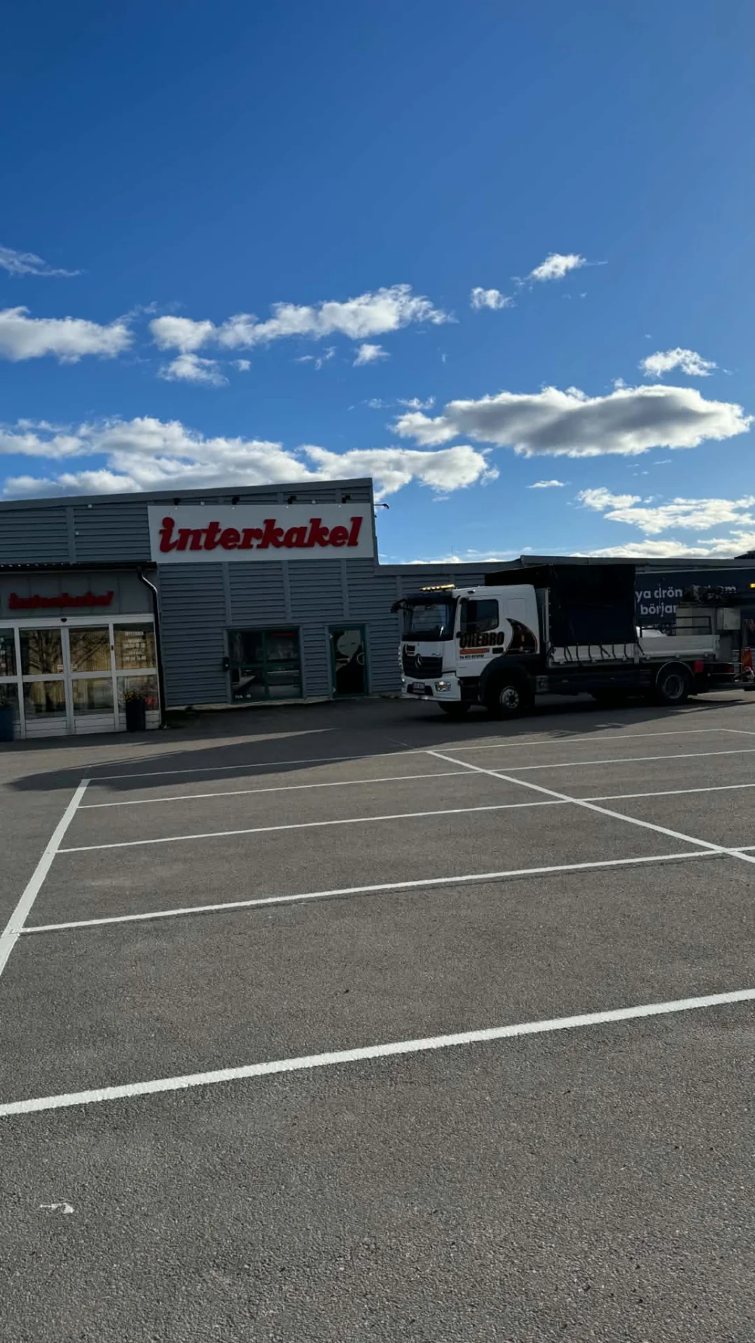 Parkeringsmålning i Örebro — Ett urval av våra parkeringsprojekt, utfört av Örebro Vägmarkering