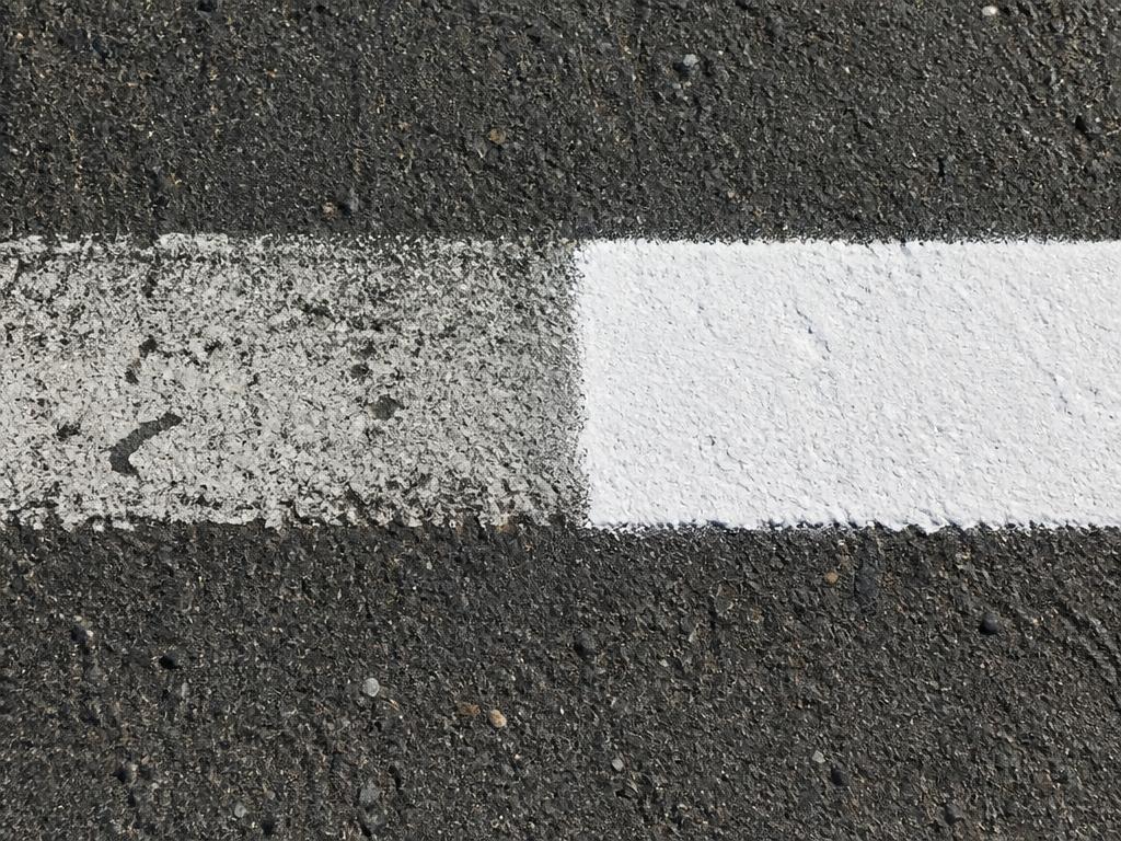 Slitna linjer som målas om till tydliga markeringar